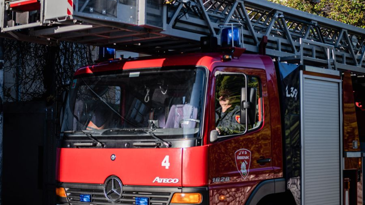U Zagrebu izbio velik požar, dim se vidi preko pola grada