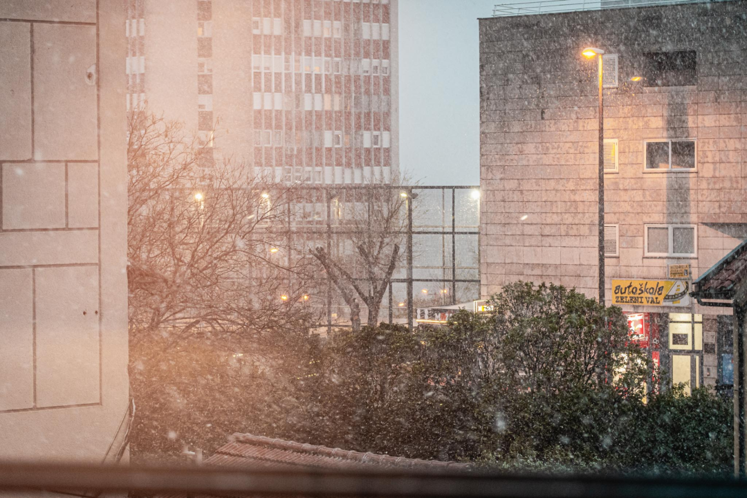 Već je debelo proljeće, a u Šibeniku pada snijeg: Zadnji put tako je bilo 2018. godine
