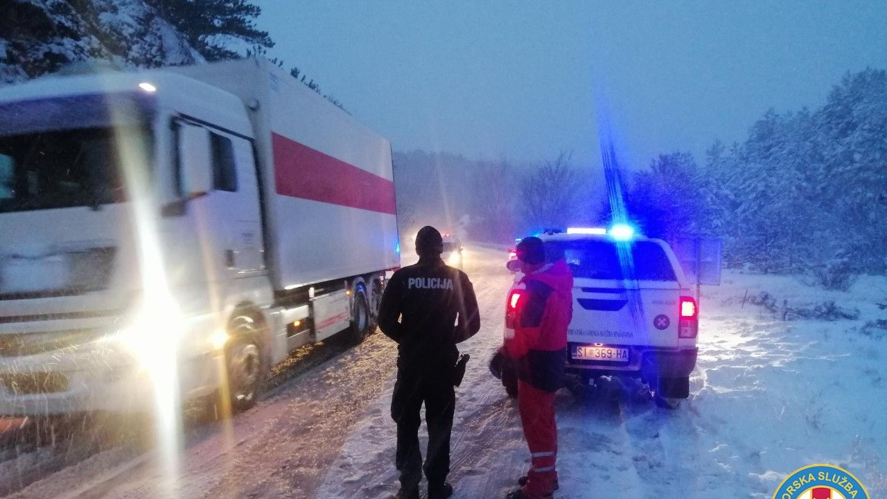 Zapeli u snijegu: Iz zametene ceste šibenski GSS-ovci sinoć izvukli desetak vozila