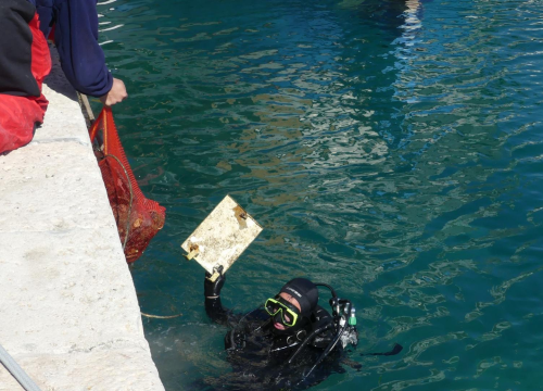 Fotografija 7 - Ronioci iz tri županije iz mora kod vodičke rive izronili puna dva kontejnera smeća!