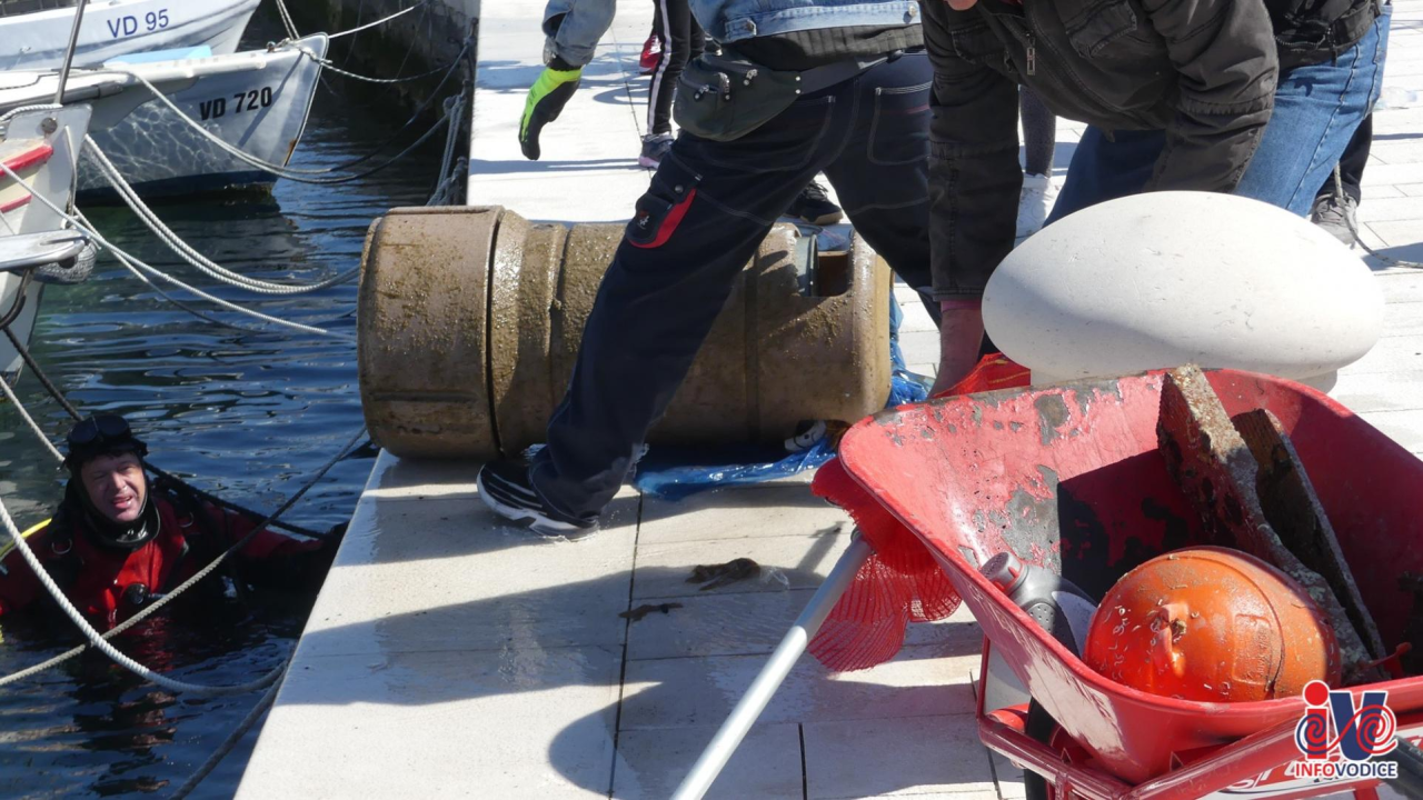 Ronioci iz tri županije iz mora kod vodičke rive izronili puna dva kontejnera smeća!