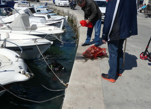 Fotografija 13 - Ronioci iz tri županije iz mora kod vodičke rive izronili puna dva kontejnera smeća!
