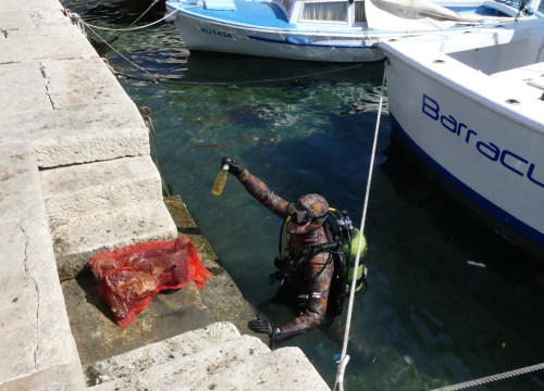 Fotografija 17 - Ronioci iz tri županije iz mora kod vodičke rive izronili puna dva kontejnera smeća!
