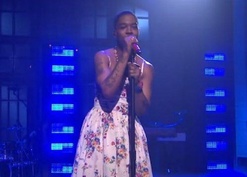 Reper u haljini s cvjetnim uzorkom odao počast Kurtu Cobainu