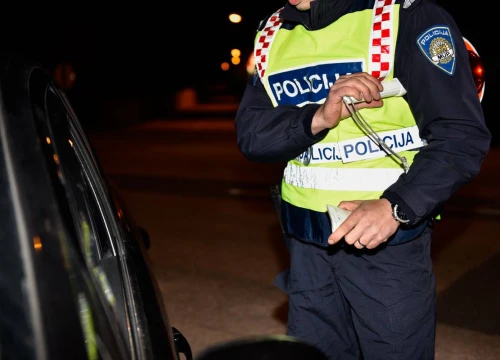 BMW kod Skradina vozio 212 na sat, 53-godišnjak u Seatu na Kapeli napuhao 1,89 promila