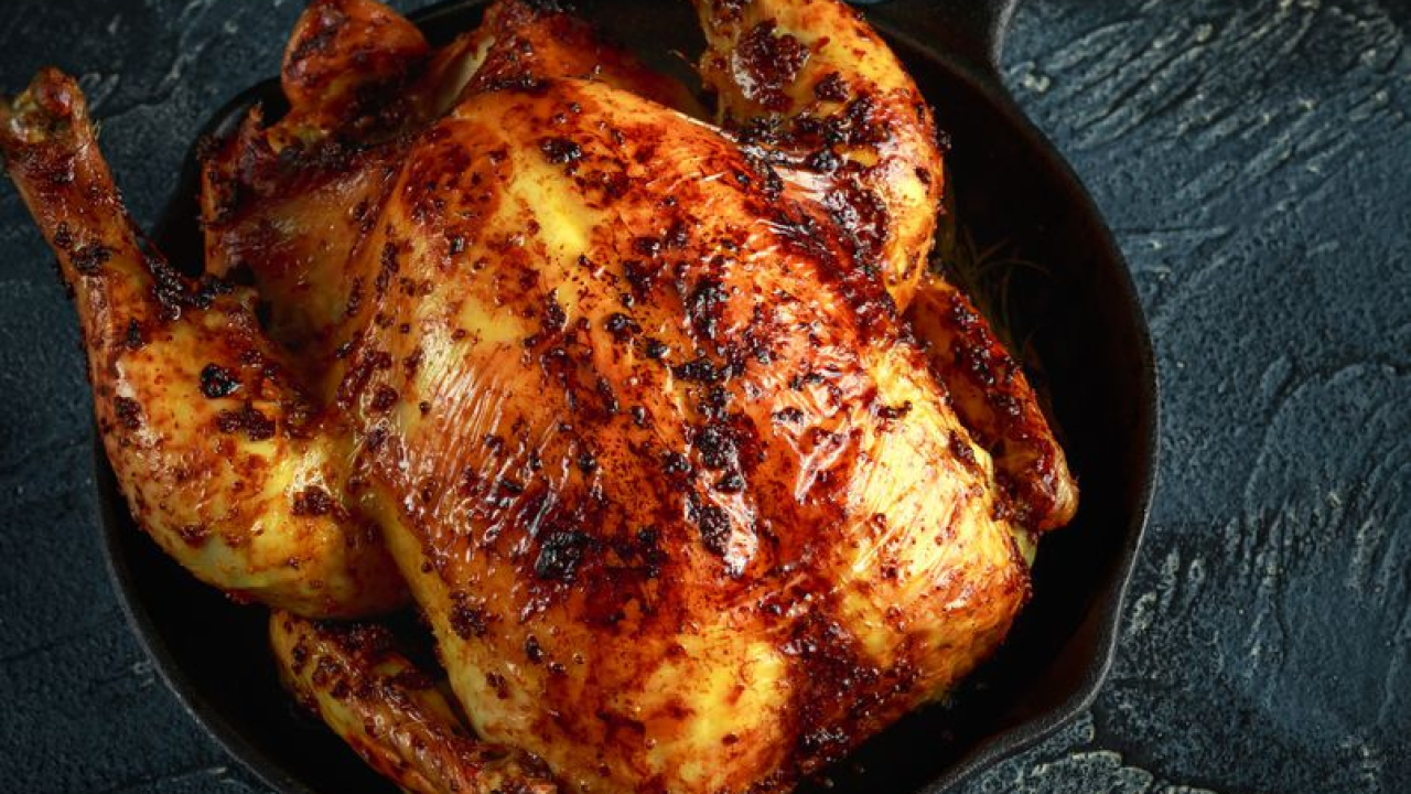 Bez presušenih prsa! Trik za pečeno pile s hrskavom koricom i sočnim mesom