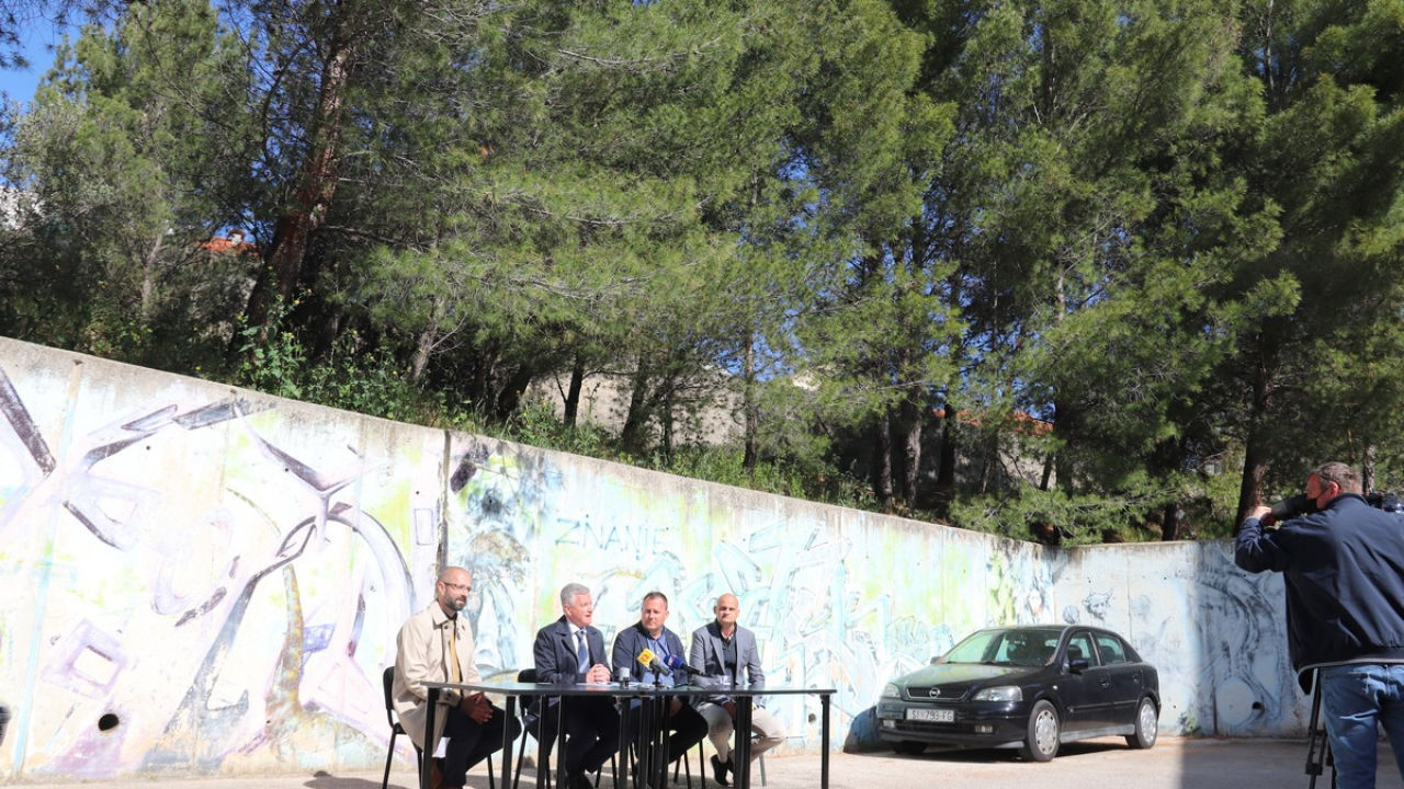 Potpisan ugovor na Vidicima: Konačno došlo na red probijanje slijepe ulice kod osnovne škole