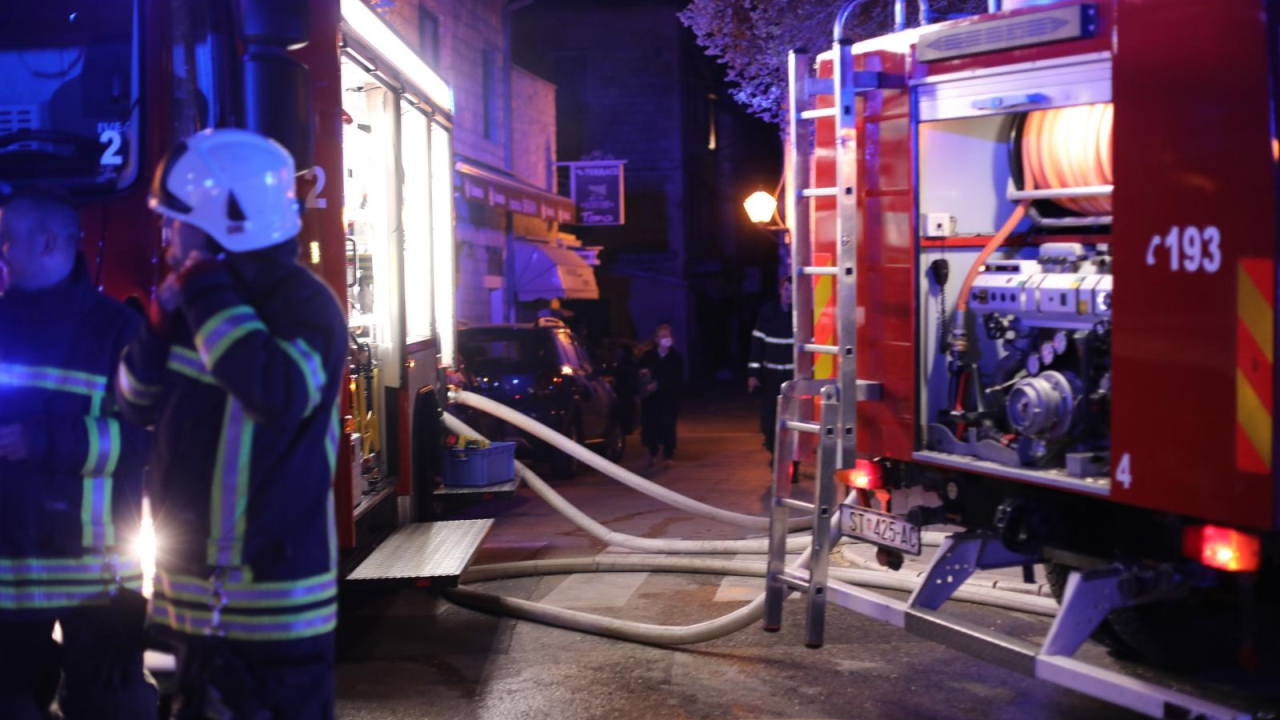 U požaru u Trogiru poginuo muškarac, žena se bori za život