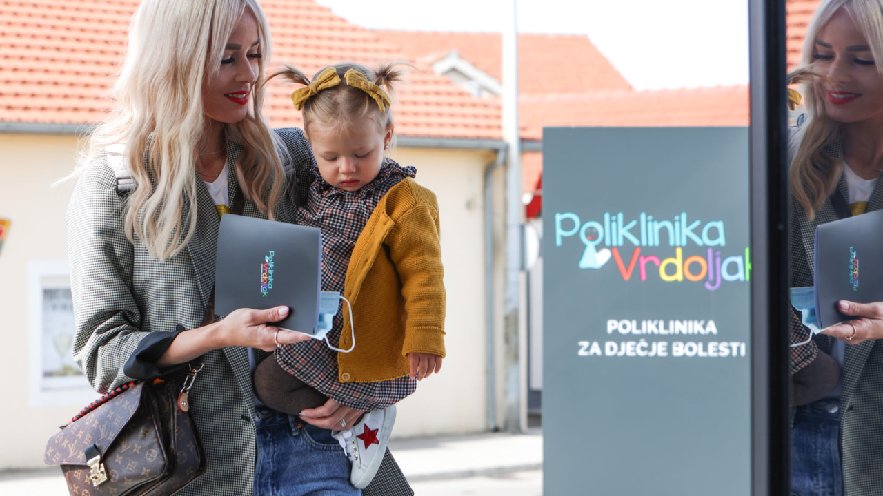 Antonija Mišura Sandrić s kćerkicom posjetila dječju Polikliniku Vrdoljak u Zadru!