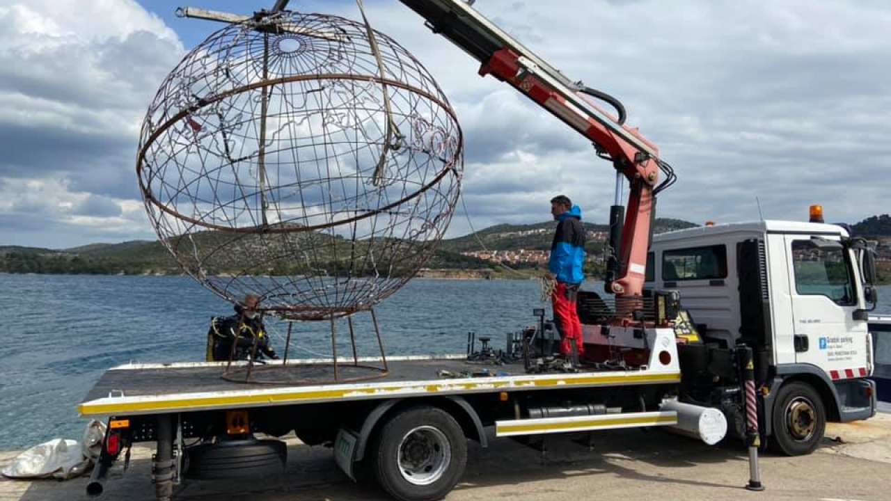 Instalacija u obliku zemaljske kugle postavljena u moru na Martinskoj: Što se sada zbiva u podmorju možete pratiti uživo