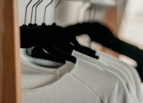 Kako ukloniti mrlje od znoja s bijelih majici?