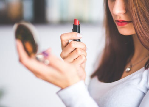 Evo kako nanijeti ruž na usne, a da se ne razmaže ispod maske