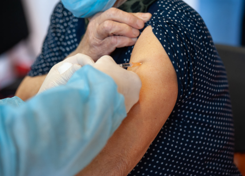 Ne, nećemo se morati cijepiti svake godine. Već se rade supercjepiva