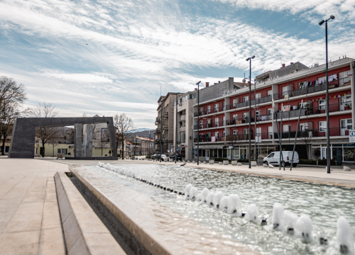 Sutra u Kninu zastave na pola koplja, proglašen Dan žalosti zbog tragičnog stradanja dva mladića