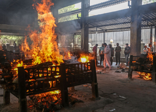 Svaki dan više od 300 000 zaraženih, bolnice odbijaju bolesnike, mrtvaci se spaljuju na ulicama