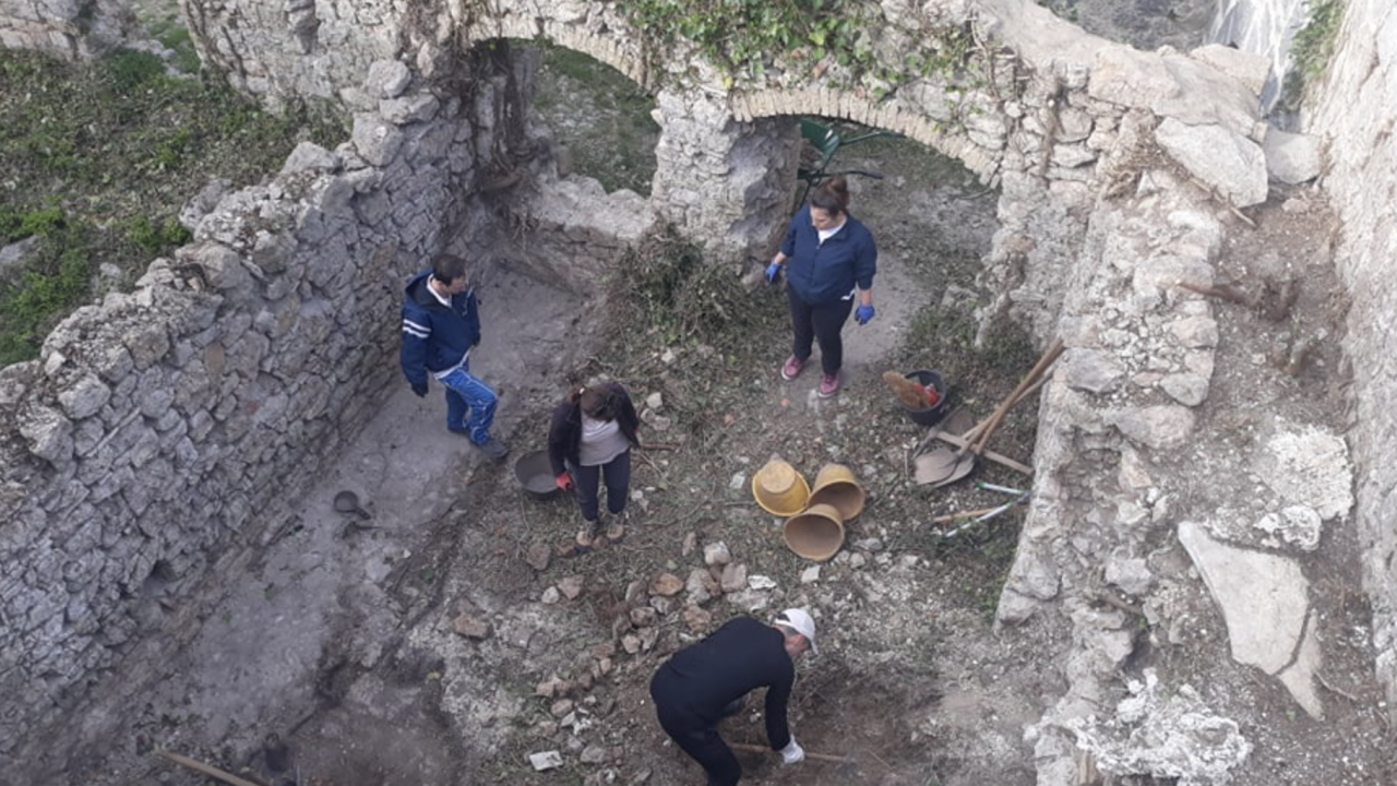 Misterij na Kninskoj tvrđavi: Arheolozi pronašli vremensku kapsulu, u boci zapečaćenoj voskom svitak s porukom