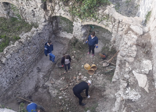 Misterij na Kninskoj tvrđavi: Arheolozi pronašli vremensku kapsulu, u boci zapečaćenoj voskom svitak s porukom