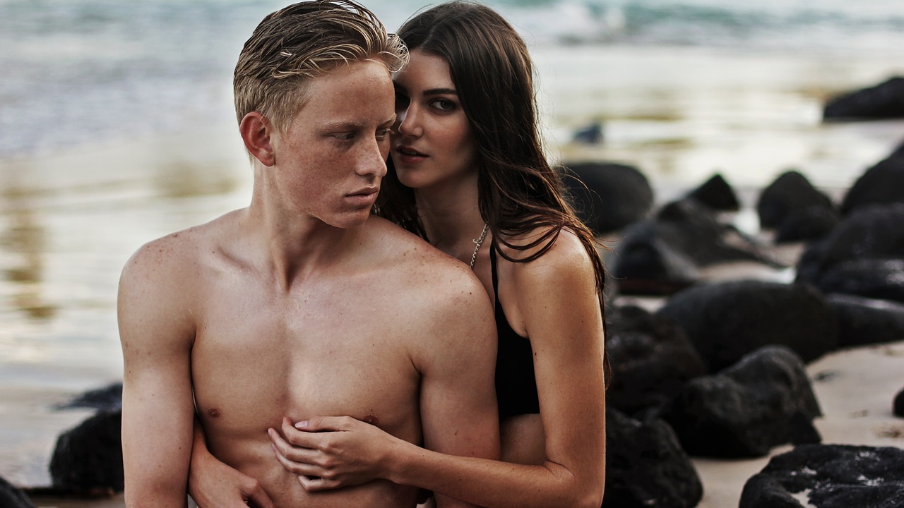 Žene koriste natjecateljski flert da odbiju konkurentice od svoje 'mete'