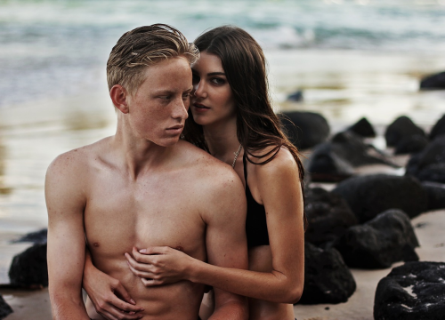 Žene koriste natjecateljski flert da odbiju konkurentice od svoje 'mete'