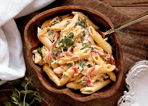 Ovo zvuči odlično: Lagana pašta sa špinatom, pancetom i pomidorama, gotova za tren