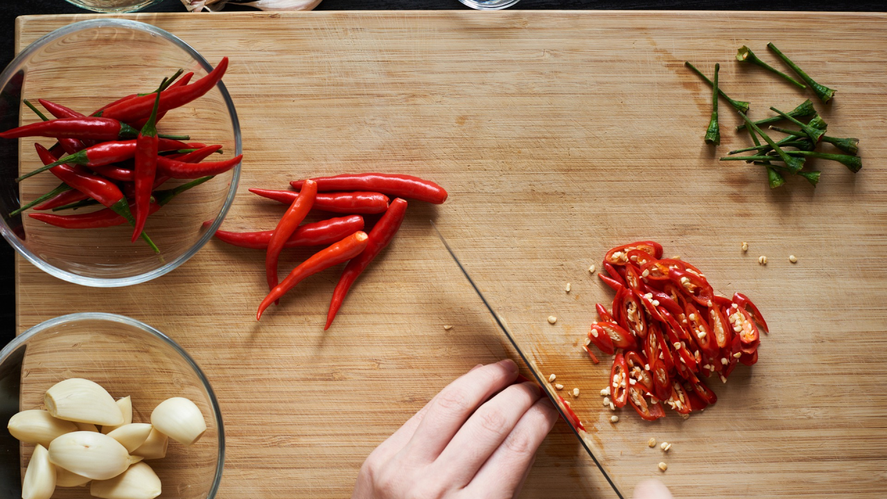 Odličan trik za čišćenje mrlja s daske za rezanje