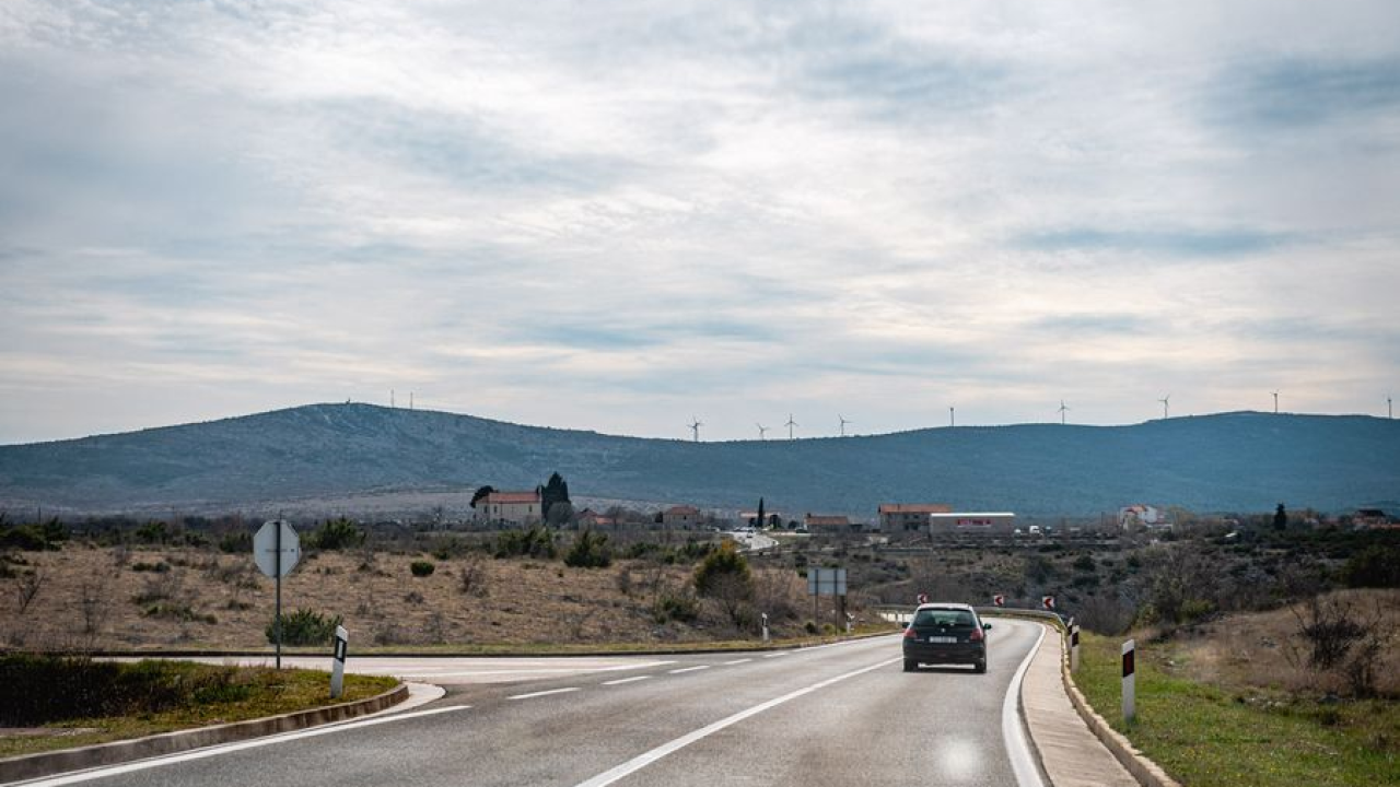 Idete na put? Ceste ponegdje mokre i skliske, provjerite stanje u prometu