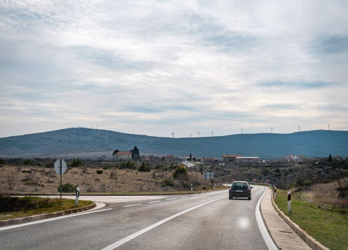 Idete na put? Ceste ponegdje mokre i skliske, provjerite stanje u prometu