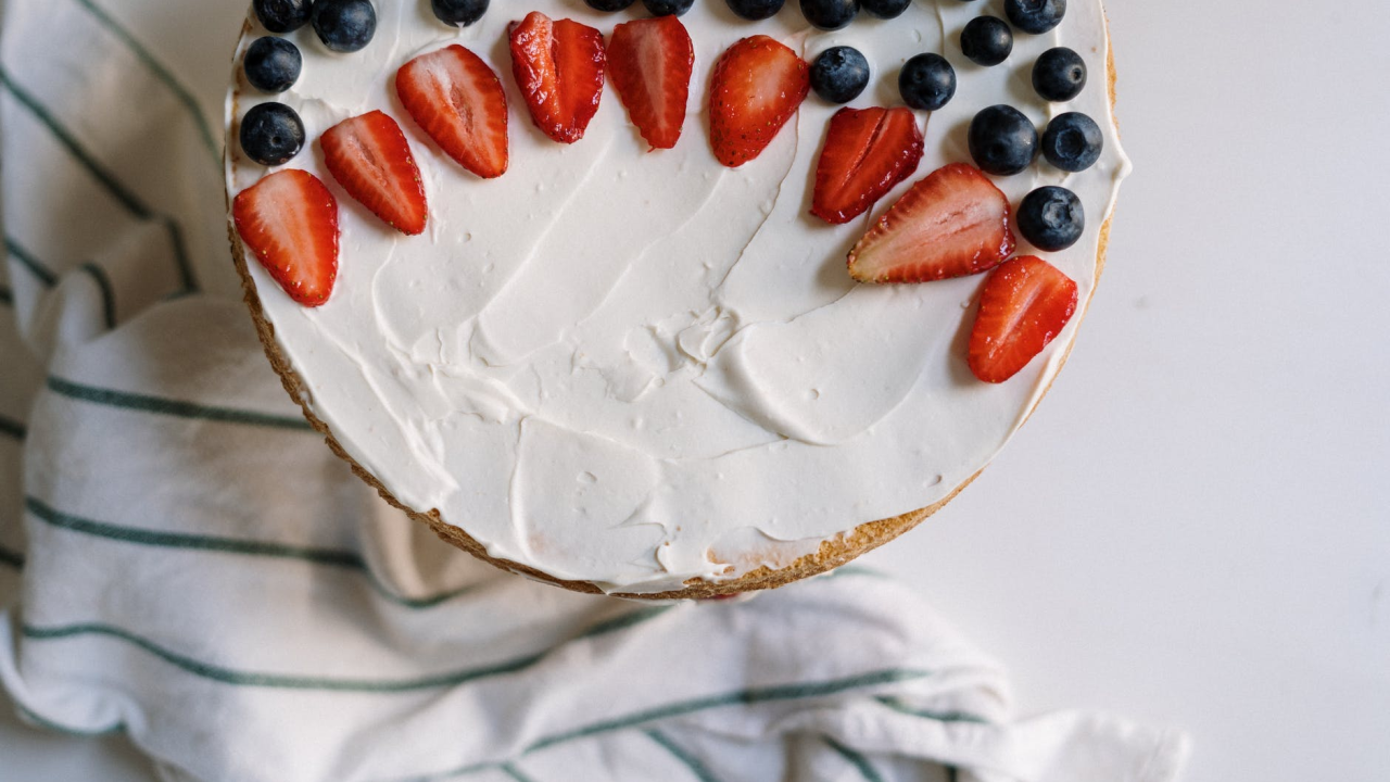Kolač s jagodama ispunjava sve uvjete za nedjeljni desert: Malo sastojaka, jednostavan recept, gotovo stvarno brzo