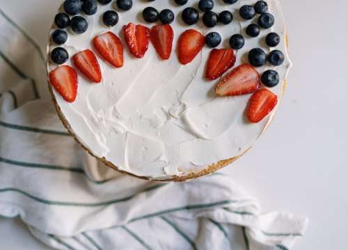 Kolač s jagodama ispunjava sve uvjete za nedjeljni desert: Malo sastojaka, jednostavan recept, gotovo stvarno brzo