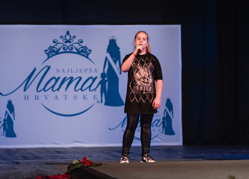 Fotografija 12 - U šibenskom kazalištu održan izbor za najljepšu mamu: Vedrana Halinčić Bakšić i Ljubica Bulić ponijele lente