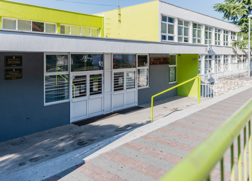 U školske klupe vraćaju se učenici nižih razreda i maturanti: Svi ostali i dalje prate nastavu po modelu C