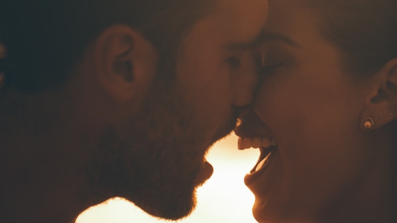 Sedam stvari koje muškarac napravi prije nego što poljubi ženu