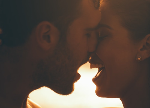 Sedam stvari koje muškarac napravi prije nego što poljubi ženu