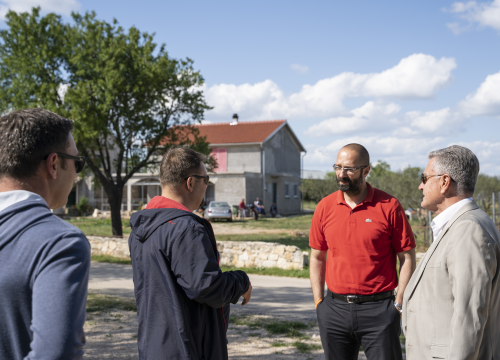 Fotografija 2 - Burić i Mileta u Gorišu, Konjevratima i Lozovcu:  'Jedna od najčešćih tema u naseljima je potreba za dječjim igralištima'