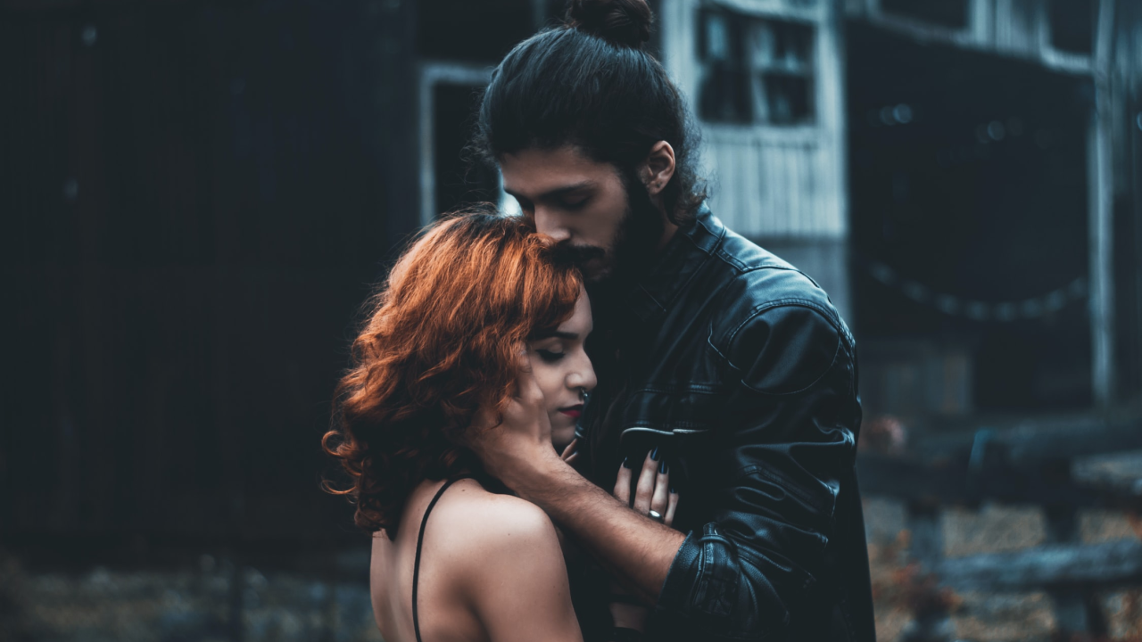 Pripremite se: Deset znakova da vas želi poljubiti