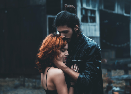 Pripremite se: Deset znakova da vas želi poljubiti