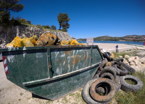 Ronioci objavili što su sve zatekli pod morem na Marinskoj: Gume, gume, gume... i jedan krov!