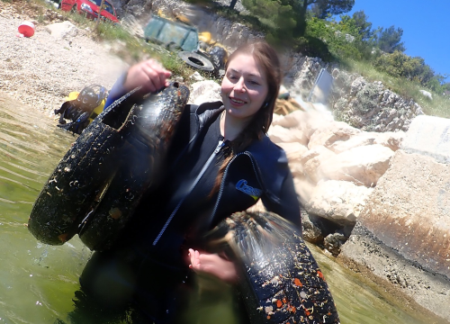 Fotografija 8 - Ronioci objavili što su sve zatekli pod morem na Marinskoj: Gume, gume, gume... i jedan krov!