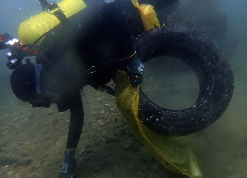 Fotografija 10 - Ronioci objavili što su sve zatekli pod morem na Marinskoj: Gume, gume, gume... i jedan krov!