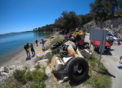 Fotografija 12 - Ronioci objavili što su sve zatekli pod morem na Marinskoj: Gume, gume, gume... i jedan krov!