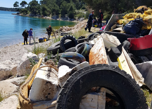 Fotografija 18 - Ronioci objavili što su sve zatekli pod morem na Marinskoj: Gume, gume, gume... i jedan krov!