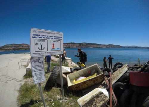 Fotografija 22 - Ronioci objavili što su sve zatekli pod morem na Marinskoj: Gume, gume, gume... i jedan krov!