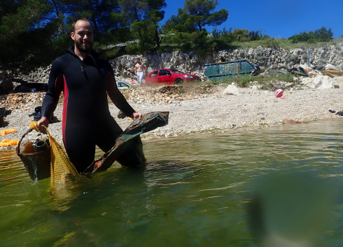 Fotografija 23 - Ronioci objavili što su sve zatekli pod morem na Marinskoj: Gume, gume, gume... i jedan krov!