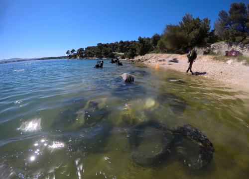 Fotografija 24 - Ronioci objavili što su sve zatekli pod morem na Marinskoj: Gume, gume, gume... i jedan krov!