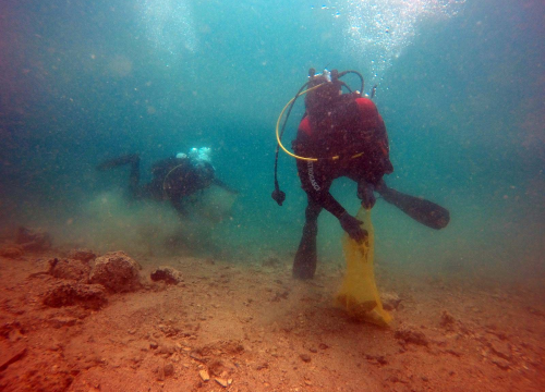 Fotografija 30 - Ronioci objavili što su sve zatekli pod morem na Marinskoj: Gume, gume, gume... i jedan krov!