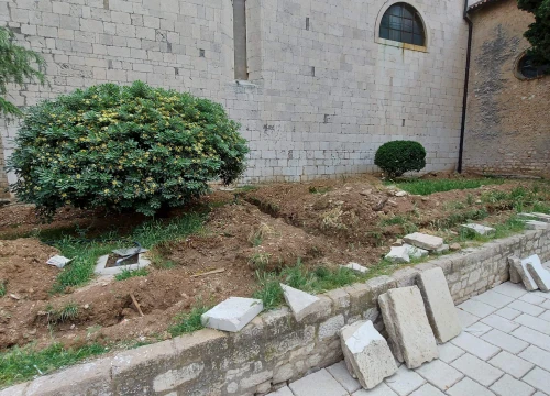 Među ljudskim kostima kod sv. Frane građani šetaju pse: Bager ih prekopao i razbacao po travi