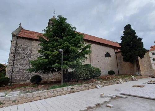 Kosti pronađene na travnjaku kod sv. Frane samo će opet zatrpati: 'Pronađene su na svega 30 centimetara dubine'
