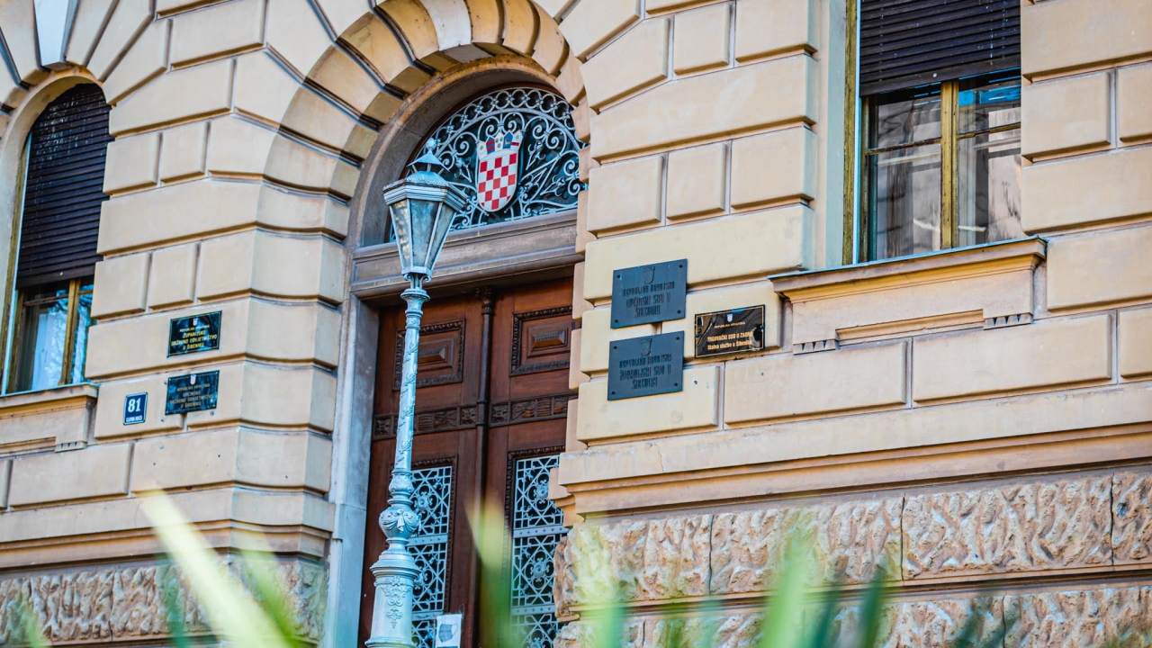 U 9 ujutro pijan fizički napao polubrata u Šibeniku: Na kraju stradala majka