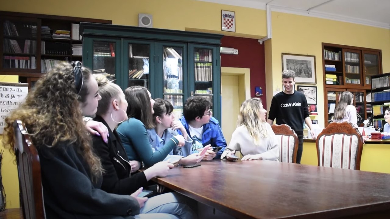 Gimnazijalci snimili film ‘Utezi i krila homoseksualnosti’: Pogledajte kako su gayevi utjecali na čovječanstvo