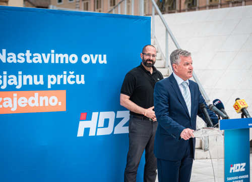 Fotografija 2 - Burić okupio ravnatelje i direktore: 'Danas je IN biti Šibenčanin i u Zagrebu i u Splitu i u svijetu'